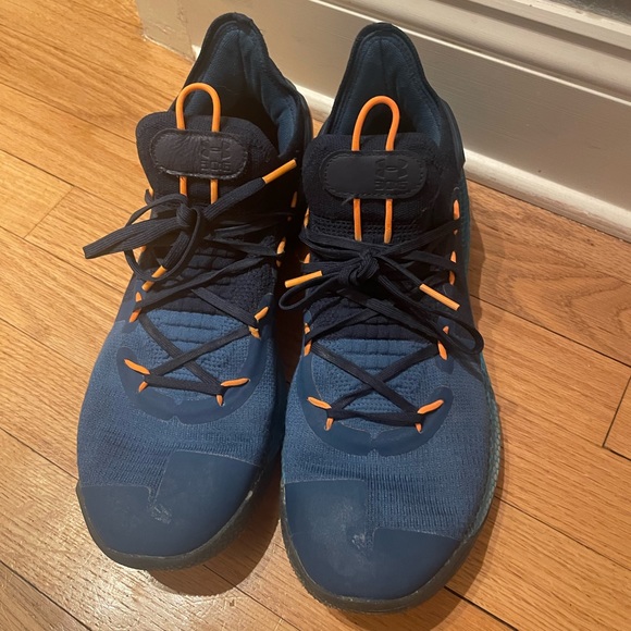 Under Armour basketball shoes - Picture 3 of 8